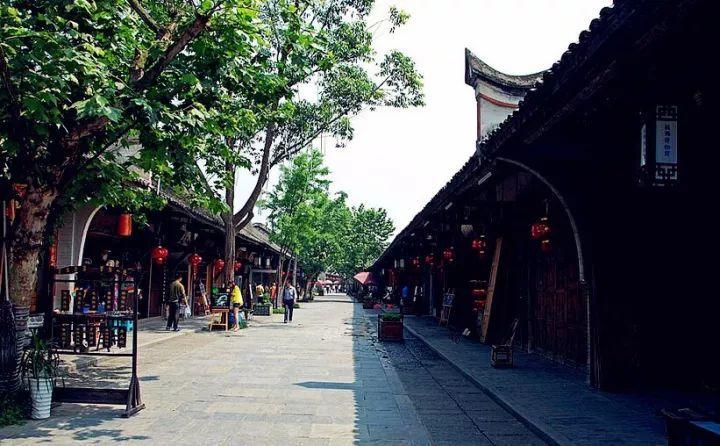 郭晶晶又赢麻了,霍启刚低调赴天津履职,大会上发言气场全开